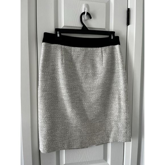Banana Republic Dresses & Skirts - Banana Republic Pencil Skirt Black Trim Size‎ 4 Lined 22" Back Slit